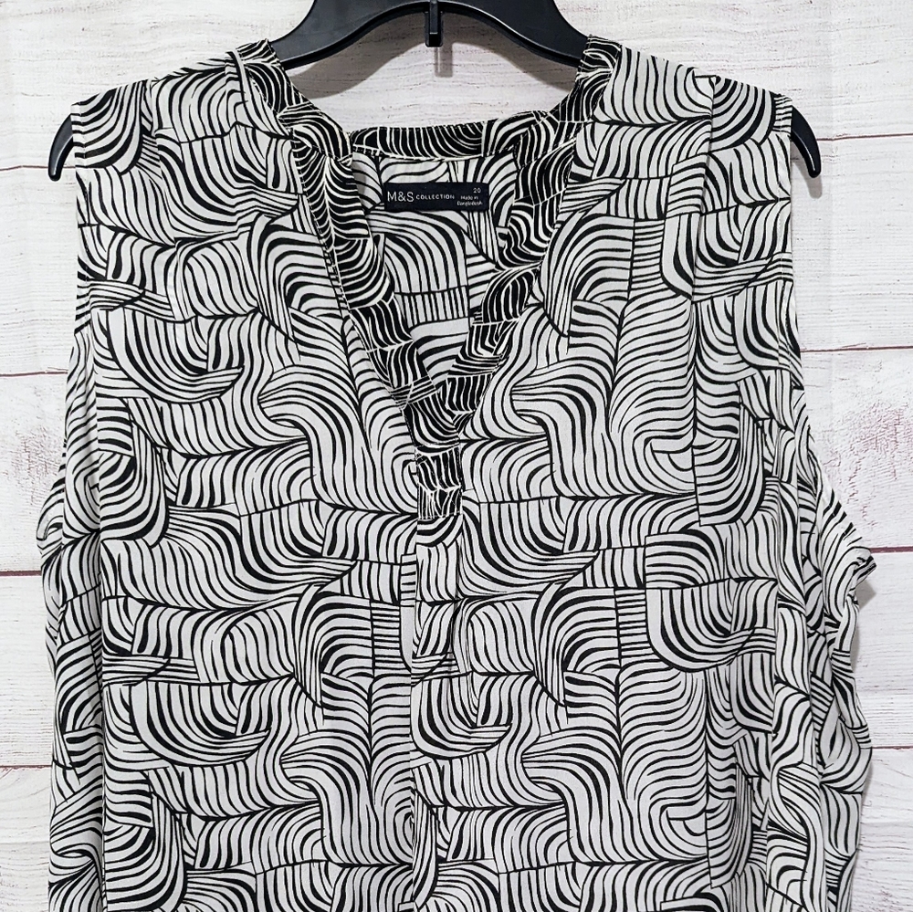 Marks & Spencer Black and White Sleeveless Blouse Size 20 V-neck